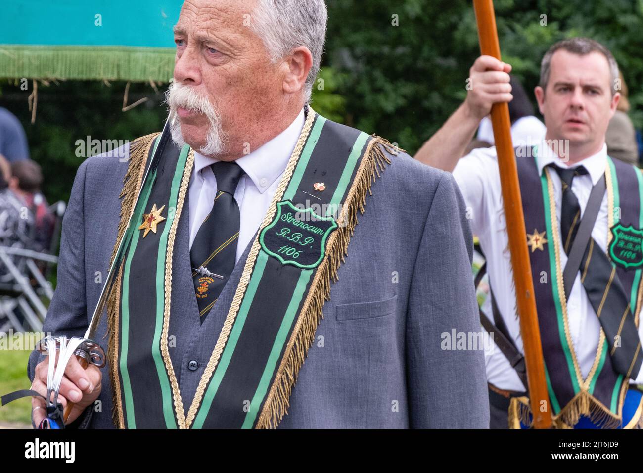 Mitglieder der Stranocum Royal Black Preceptory No. 1106, die auf der Co. Antrim Grand Black Chapter Demonstration. Ballyclare, Großbritannien - 28. August 2022. Stockfoto