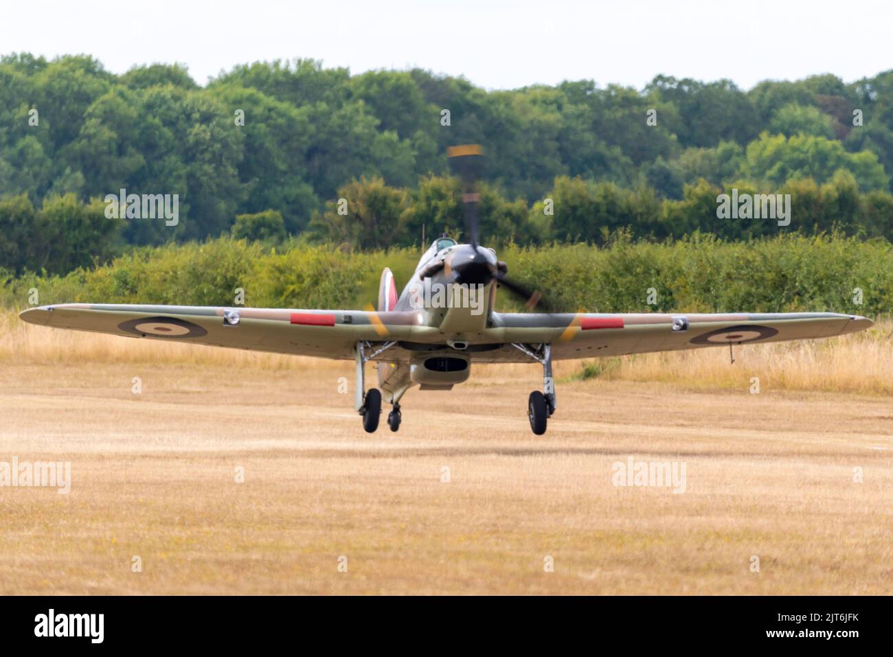 Flugplatz Little Gransden, Bedfordshire, Großbritannien. 28. August 2022. Die Little Gransden Airshow findet auf einem kleinen, grünen Landeplatz in Bedfordshire statt, wobei die Mittel an lokale Wohltätigkeitsorganisationen und die BBC Children in Need gehen. Die Show bestand auch aus Kampfflugzeugen aus dem Zweiten Weltkrieg und Kunstflugzeugen. Hawker der Hikan MkI V7497 nimmt ab Stockfoto