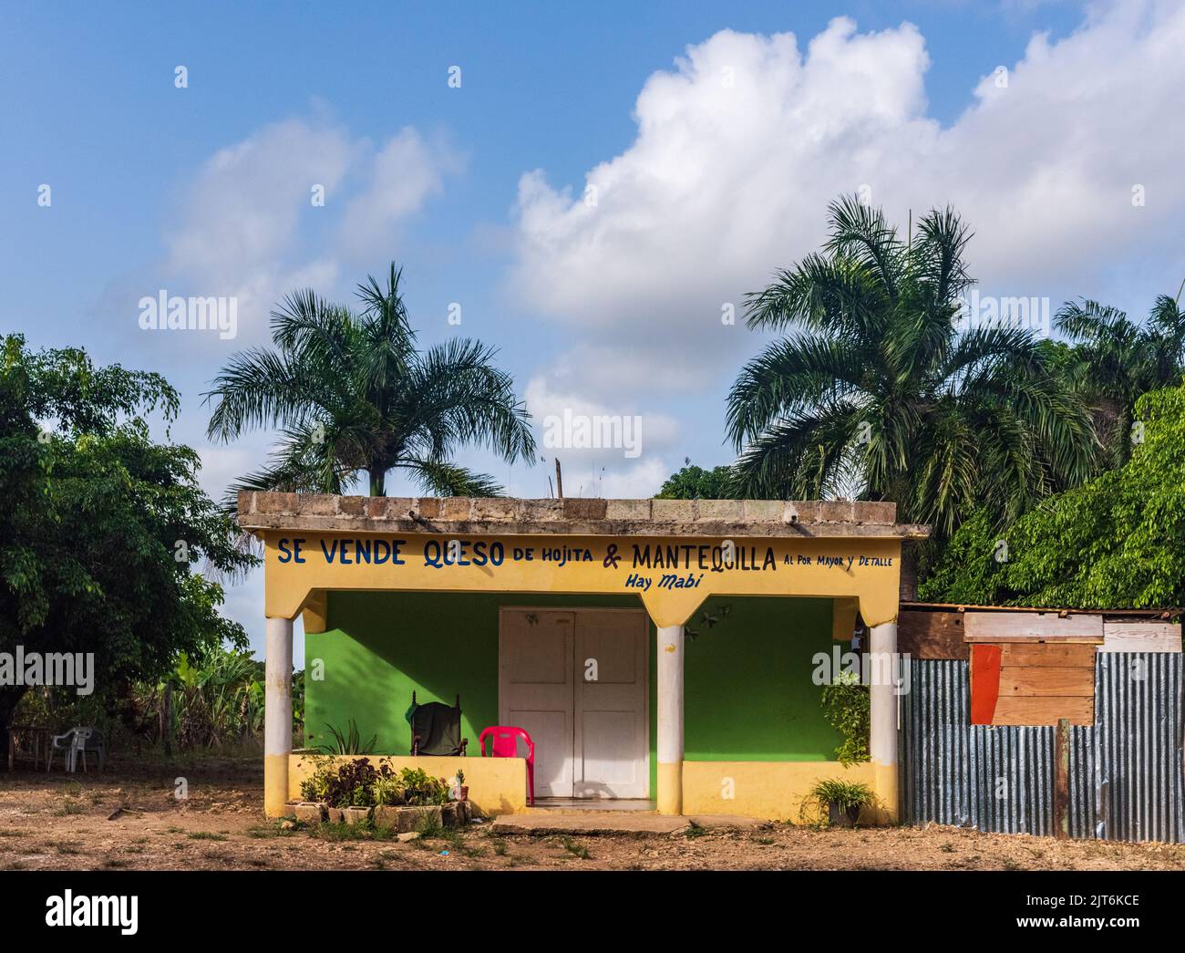 Punta Cana/ Dominikanische Republik - Juni 15 2016: Einfaches Betonhaus in verarmter Gegend der Insel. Stockfoto