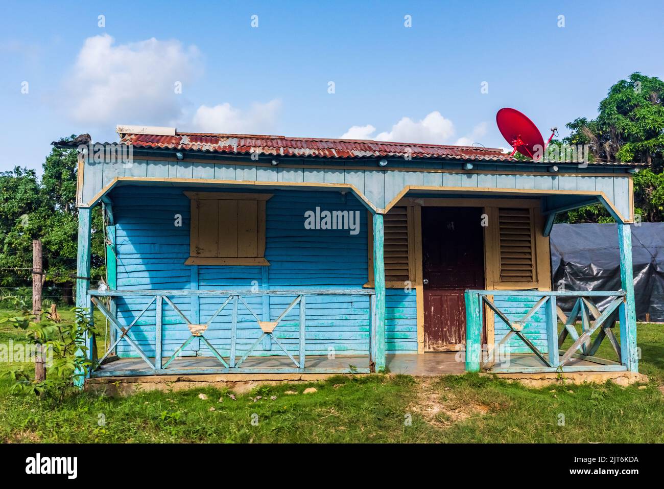 Punta Cana/ Dominikanische Republik - Juni 15 2016: Einfaches Holzhaus auf Plantage im ländlichen Teil der Insel. Stockfoto
