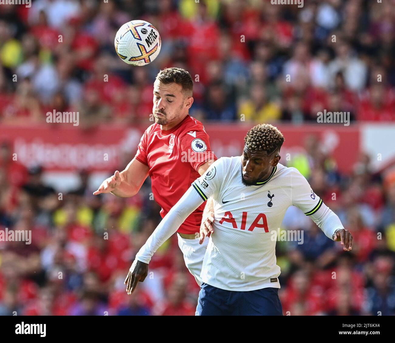 Harry Toffolo #15 von Nottingham Forest und Emerson #12 von Tottenham Hotspur kämpfen um den Ball Stockfoto