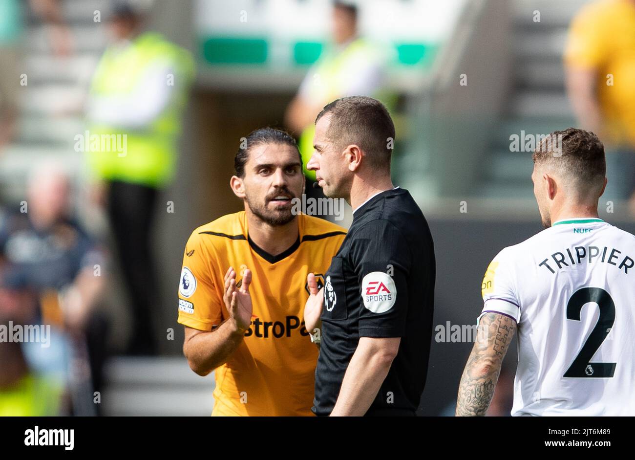 Der Rœben Neves von Wolves Protest-Schiedsrichter Peter Bankes während des Premier League-Spiels zwischen Wolverhampton Wanderers und Newcastle United am Sonntag, den 28.. August 2022 in Molineux, Wolverhampton. Stockfoto