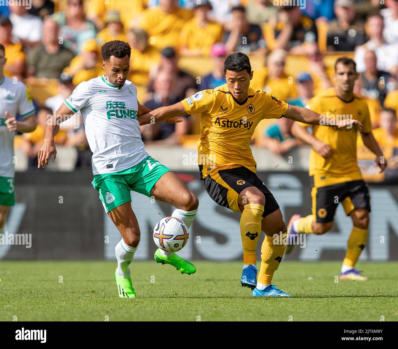 Joe Willock aus Newcastle und WolvesÕs Hwang Hee-chan während des Premier League-Spiels zwischen Wolverhampton Wanderers und Newcastle United am Sonntag, 28.. August 2022 in Molineux, Wolverhampton. Stockfoto