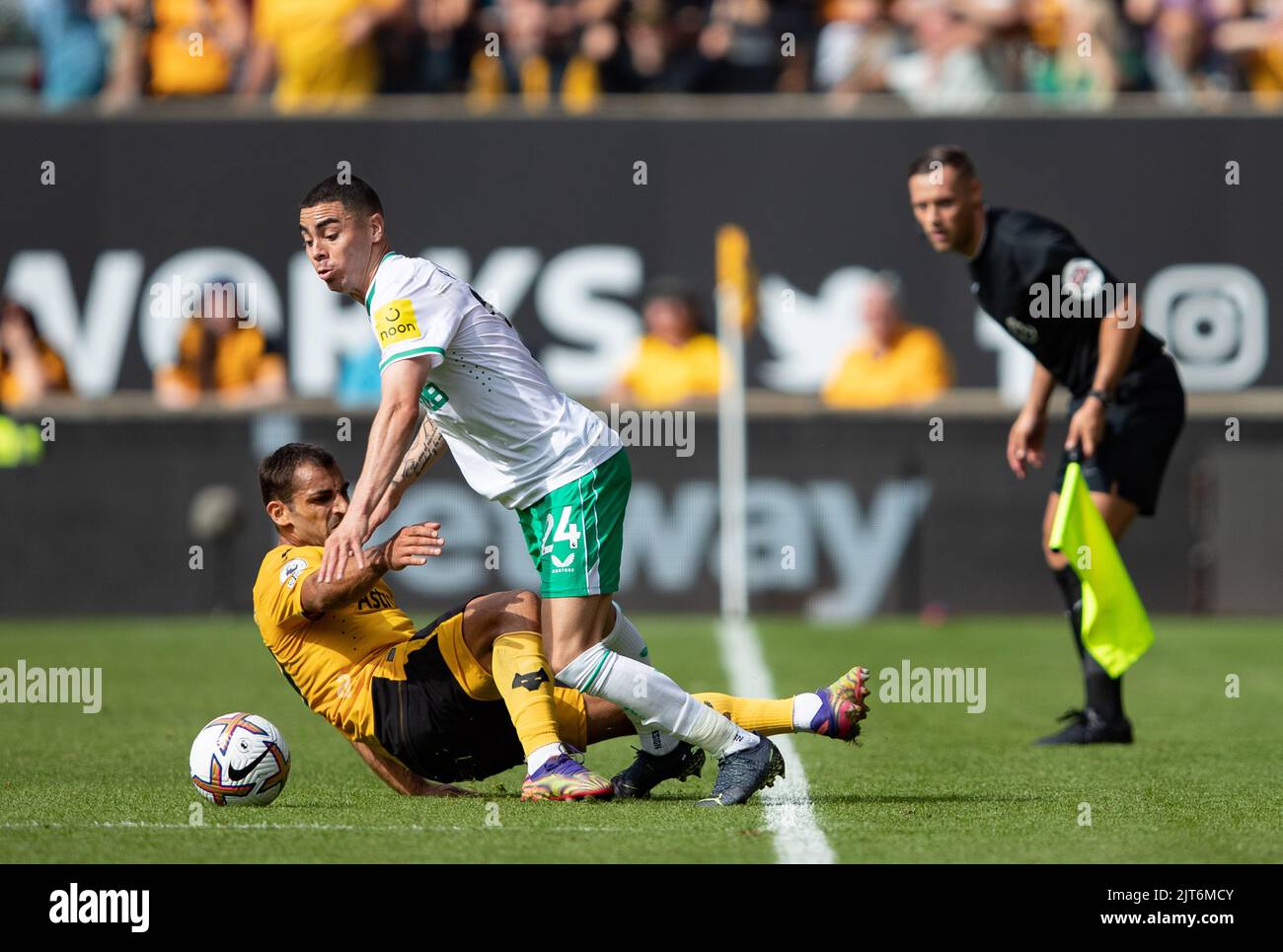 Miguel Almir-n aus Newcastle und WolvesÕs Jonny Castro während des Premier League-Spiels zwischen Wolverhampton Wanderers und Newcastle United am Sonntag, 28.. August 2022 in Molineux, Wolverhampton. Stockfoto