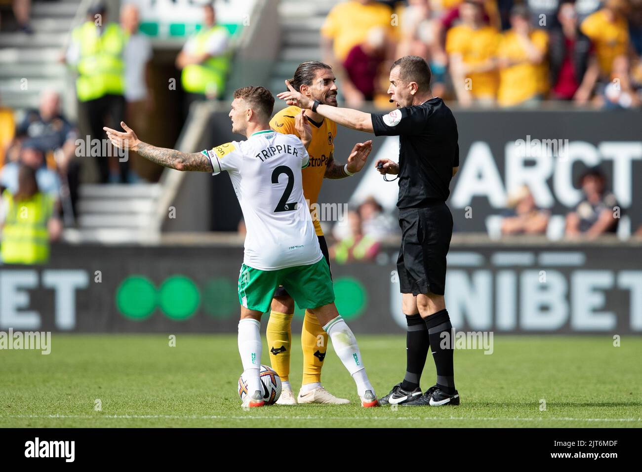 Der Rœben Neves von Wolves Protest-Schiedsrichter Peter Bankes während des Premier League-Spiels zwischen Wolverhampton Wanderers und Newcastle United am Sonntag, den 28.. August 2022 in Molineux, Wolverhampton. Stockfoto