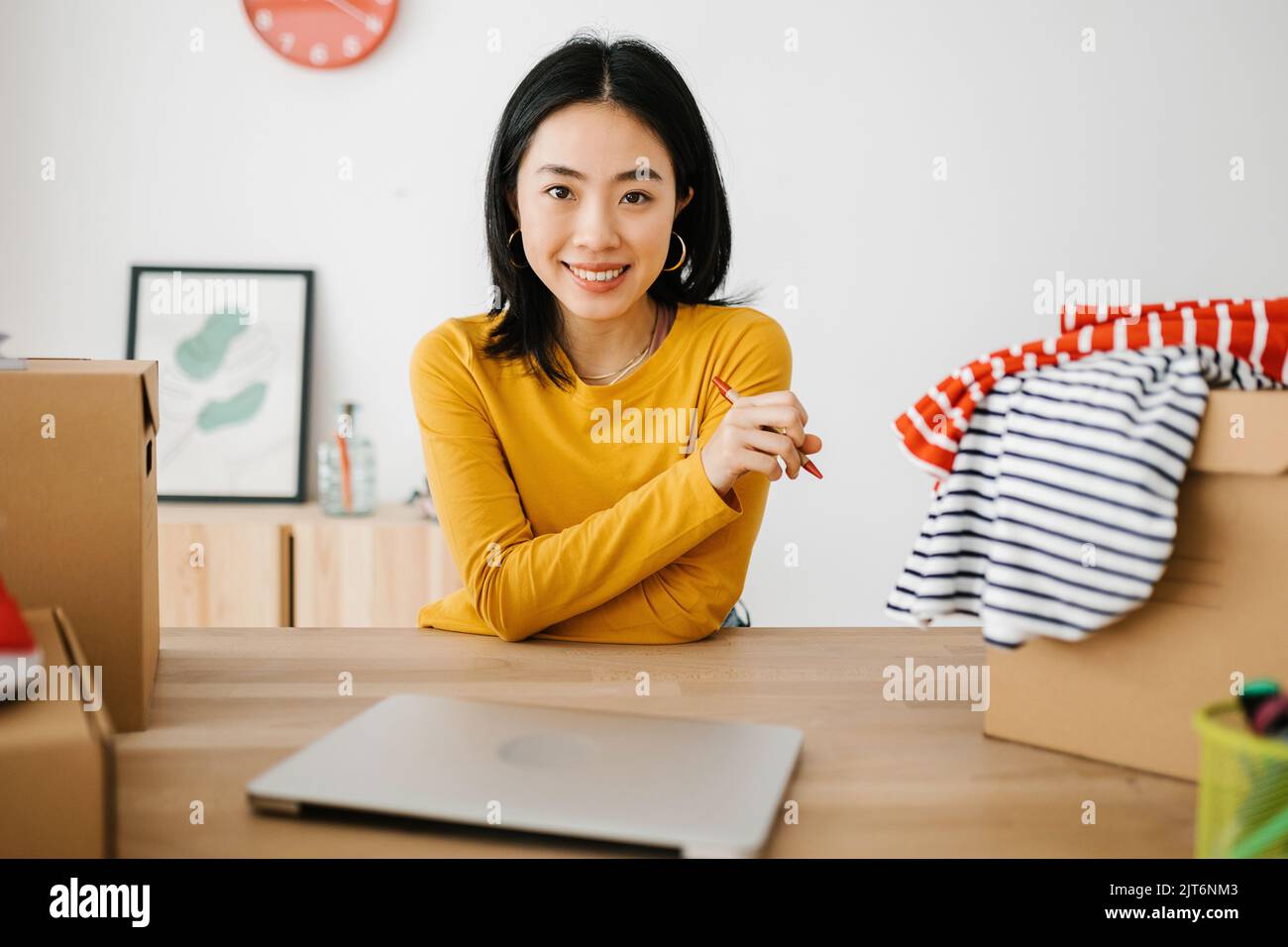 Porträt des jungen asiatischen Kleinunternehmers am Ladenarbeitsplatz Stockfoto
