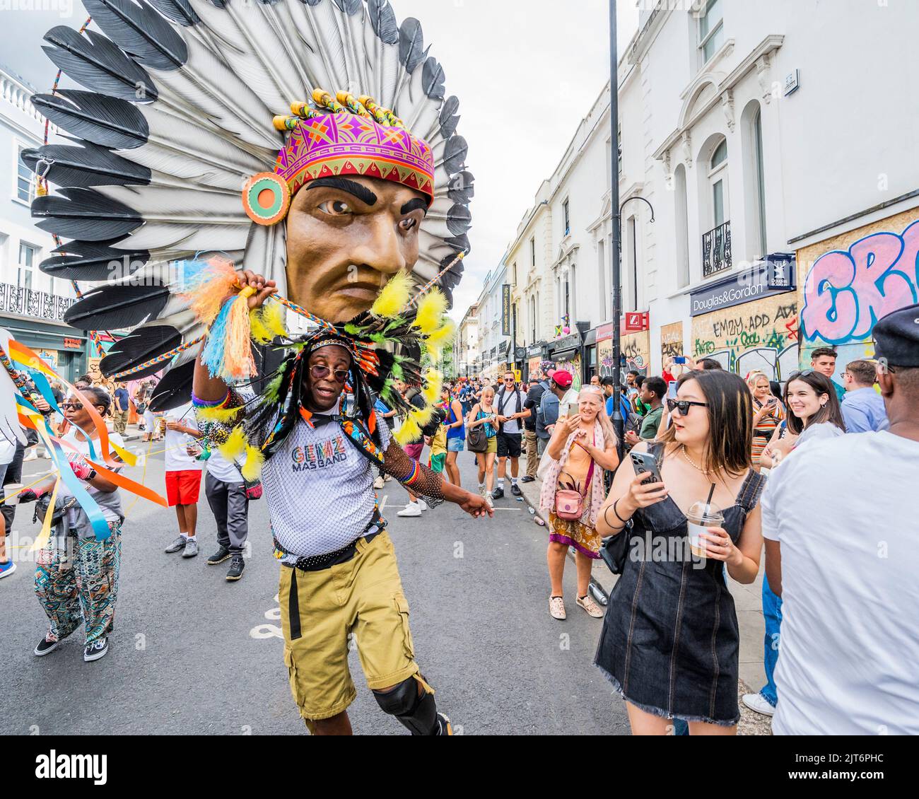 London, Großbritannien. 28. August 2022. Die GEMZ Mas Band nimmt am Kindertag ein retro-amerikanisches indisches Thema an - Notting Hill Carnival kehrt nach der covid Pause zurück. Es ist normalerweise eine jährliche Veranstaltung auf den Straßen des Royal Borough of Kensington und Chelsea, über das Wochenende an den Feiertagen im August. Kredit: Guy Bell/Alamy Live Nachrichten Stockfoto