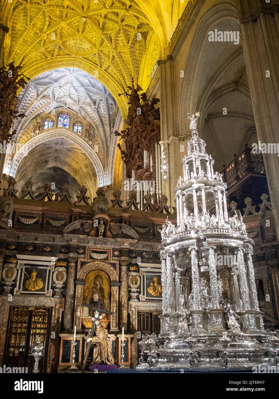 Der barocke Retrochor der Kathedrale von Sevilla hat ein silbernes Sorgerecht Stockfoto