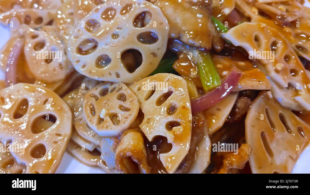 Chinesisches Essen - Lotuswurzel-Rührbraten mit Schweinefleisch und Zwiebeln. Horizontale Ansicht von oben Stockfoto