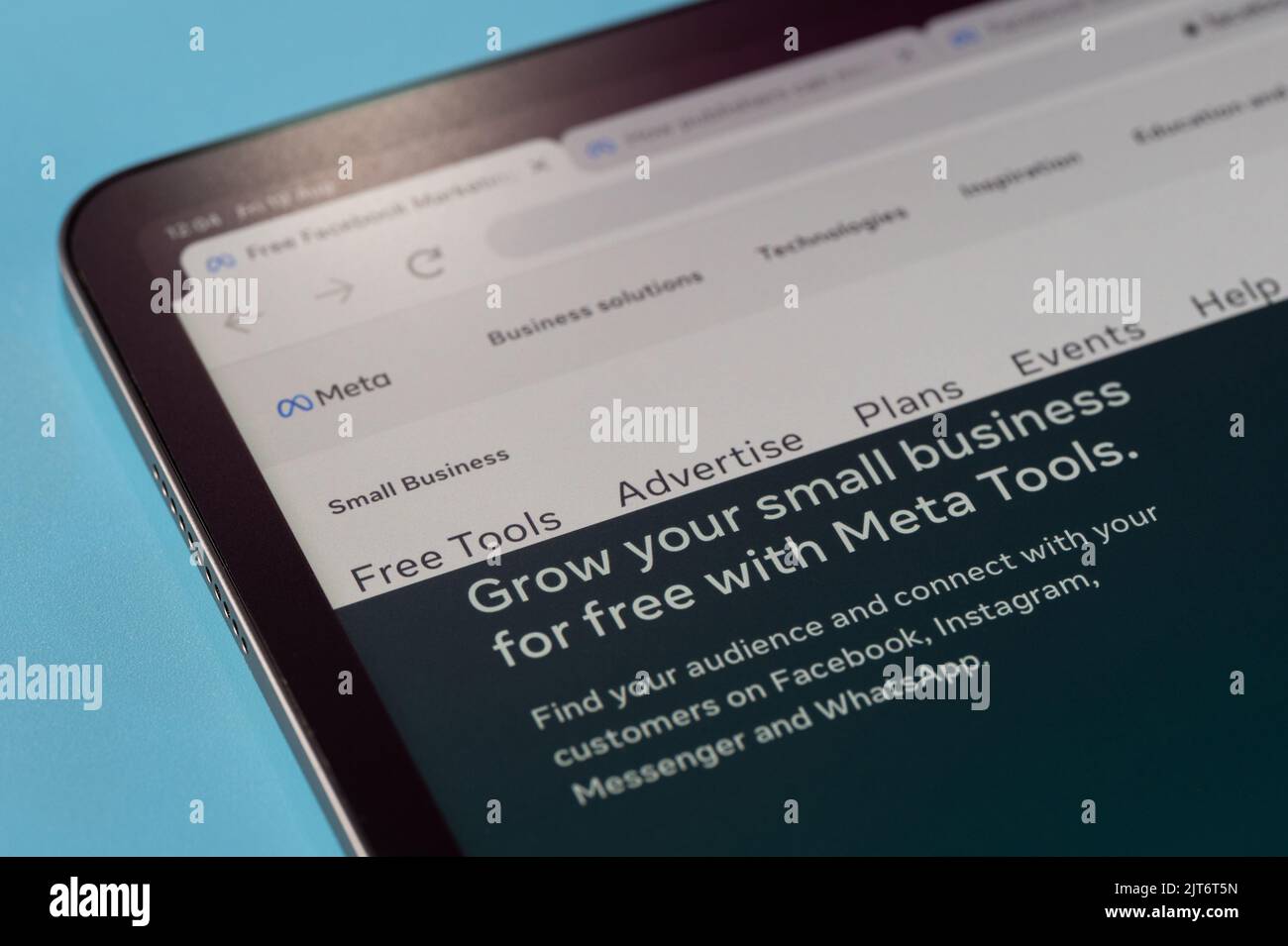 New york, USA - 20. august 2022: Meta-Prüfung auf Tools für kleine Unternehmen auf dem Tablet-Bildschirm Makro-Nahaufnahme in blauem Hintergrund Stockfoto
