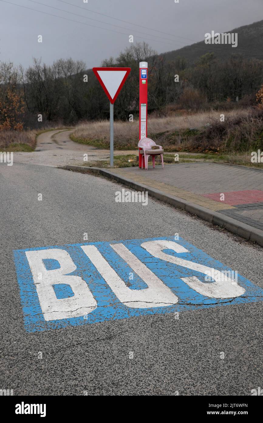 Bushaltestelle und Stuhl in Bustarviejo, Gemeinde von Madrid. Stockfoto