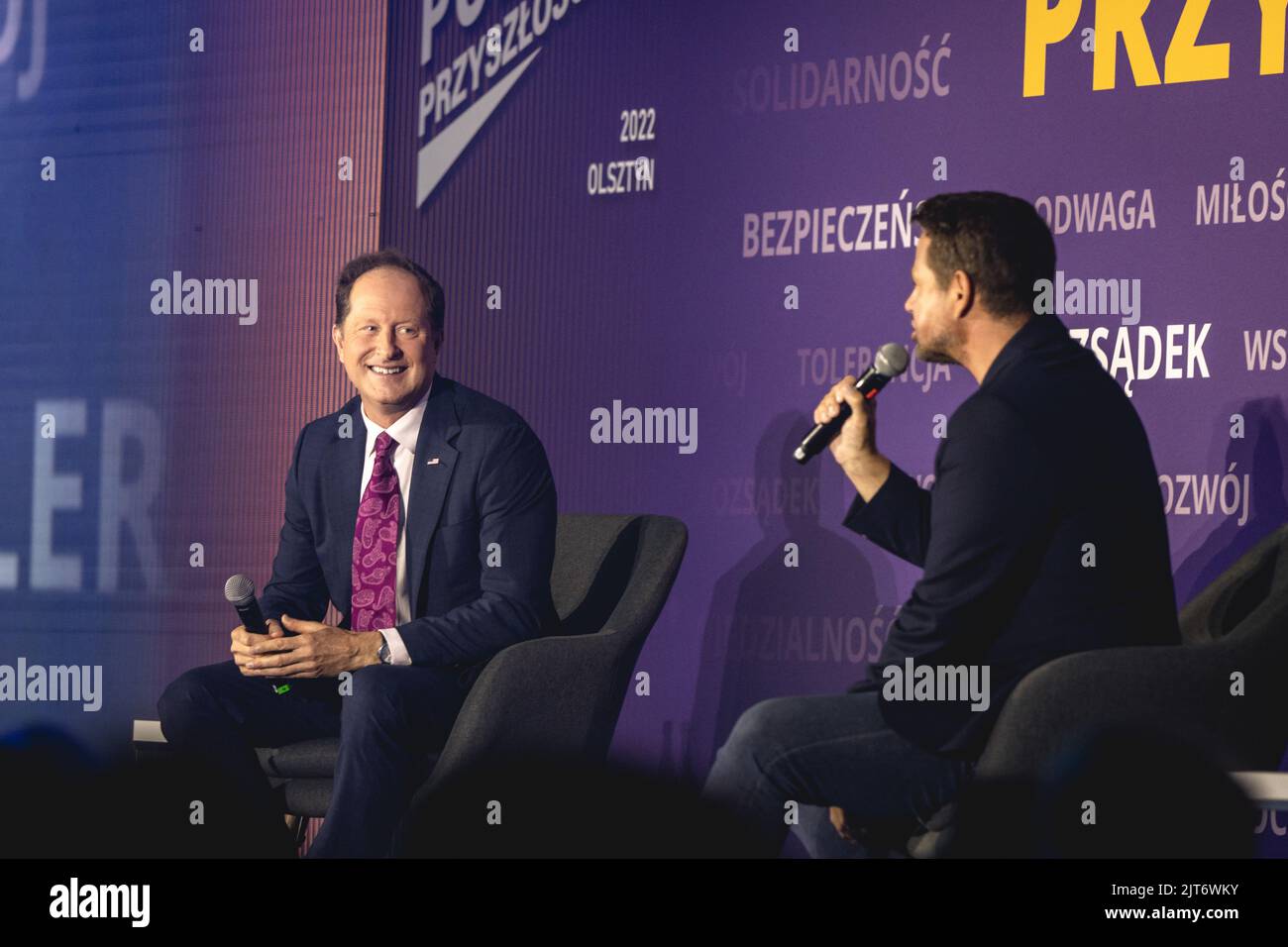Zwei Politiker sitzen und diskutieren während des Campus Polska 2022 in Olsztyn, Kortowo, Polen Stockfoto