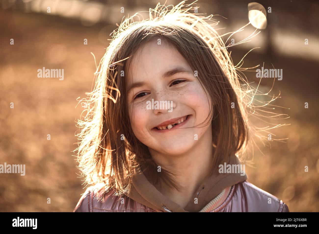 Nettes kleines Mädchen ohne einen Zahn. Lächeln Stockfoto