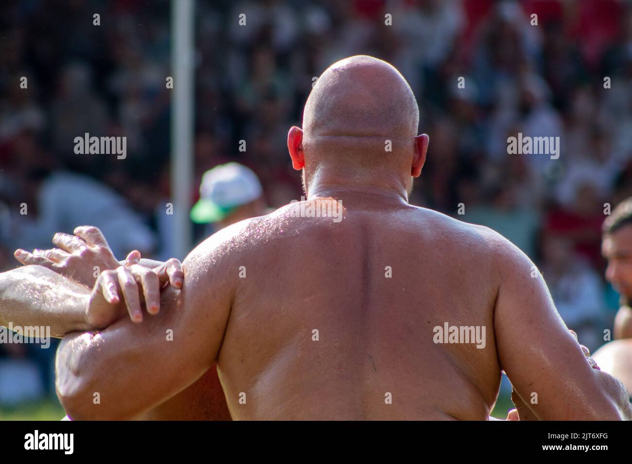 Bursa, Türkei - 2022. August: Traditionelles türkisches Öl-Wrestling-Festival, Ein riesiger Wrestler mit dem Rücken gedreht, selektiver Fokus. Stockfoto