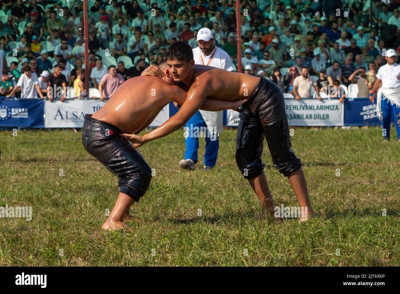 Bursa, Türkei - August 2022: Traditionelles türkisches Ölwrestling ...