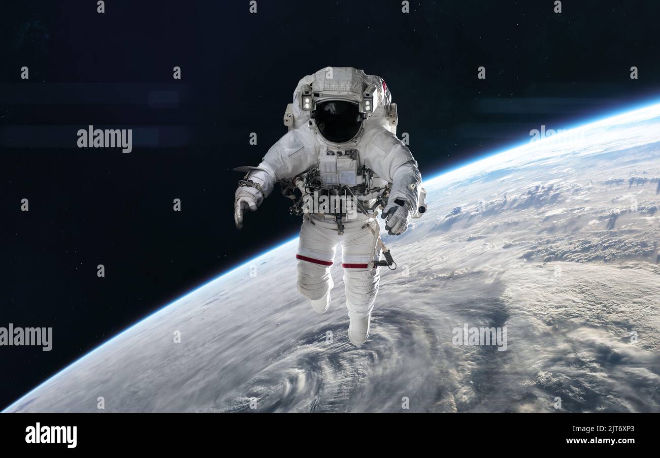 Astronaut im Weltraum. Umlaufbahn des Planeten Erde. Sonnensystem Stockfoto