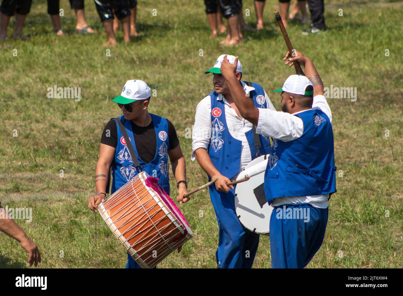 Bursa, Türkei - 2022. August: Trommler in ihren traditionellen Kostümen spielen beim traditionellen türkischen Ölwrestling-Festival Trommeln. Selektiver Fokus. Stockfoto