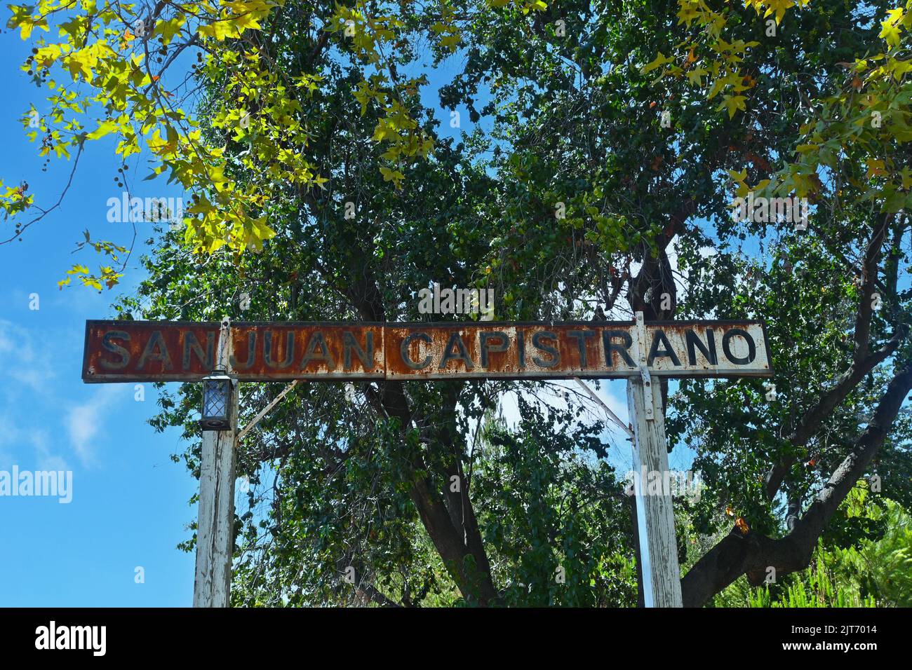 SAN JUAN CAPISTRANO, KALIFORNIEN - 26 AUG 2022: Verrosttes Schild neben den Bahngleisen und dem Bahnhof im Bezirk Los Rios der historischen Stadt i Stockfoto
