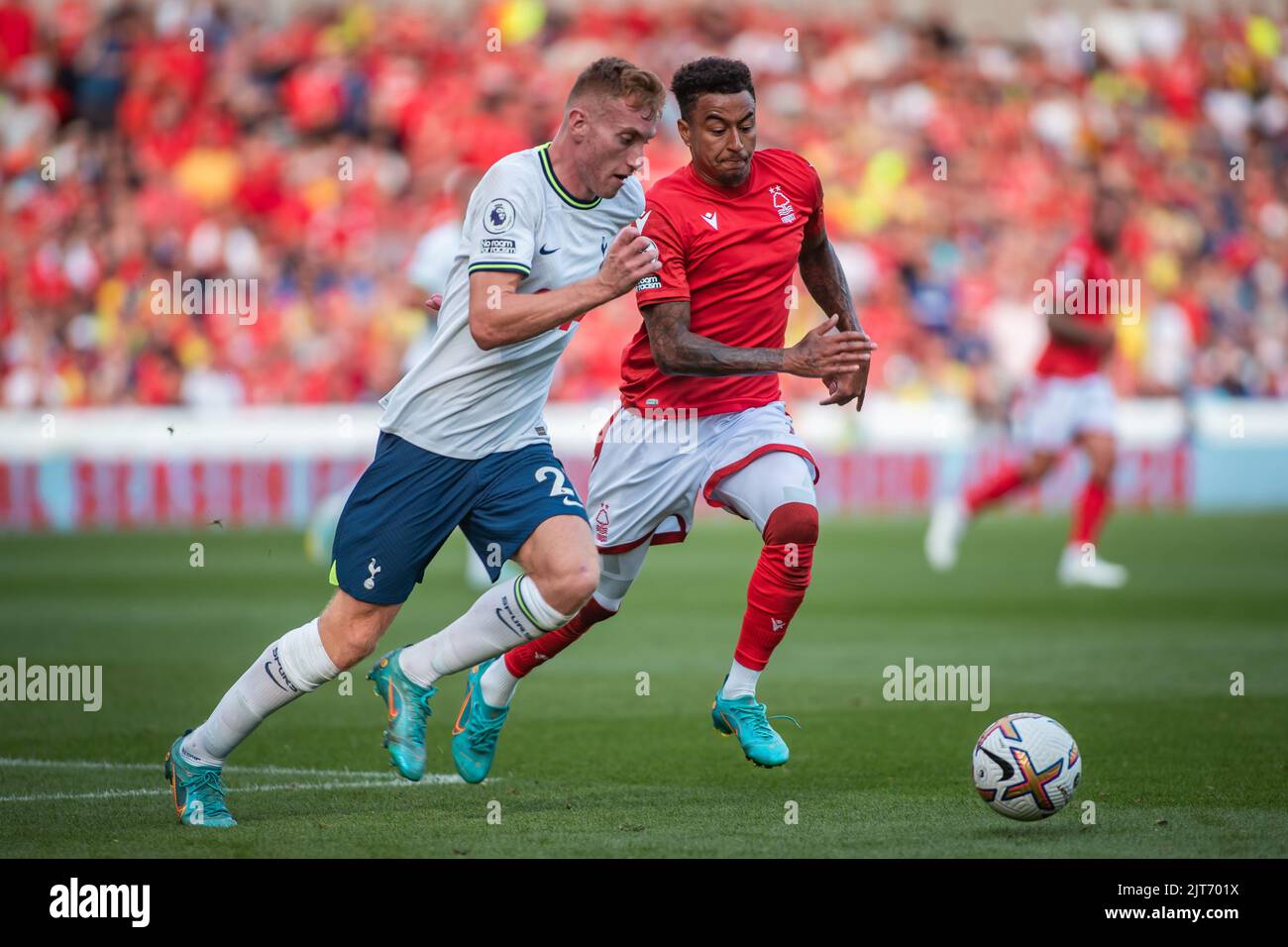 Jesse Lingard #11 aus dem Nottingham Forest führt Dejan Kulusevski #21 von Tottenham Hotspur hinunter Stockfoto