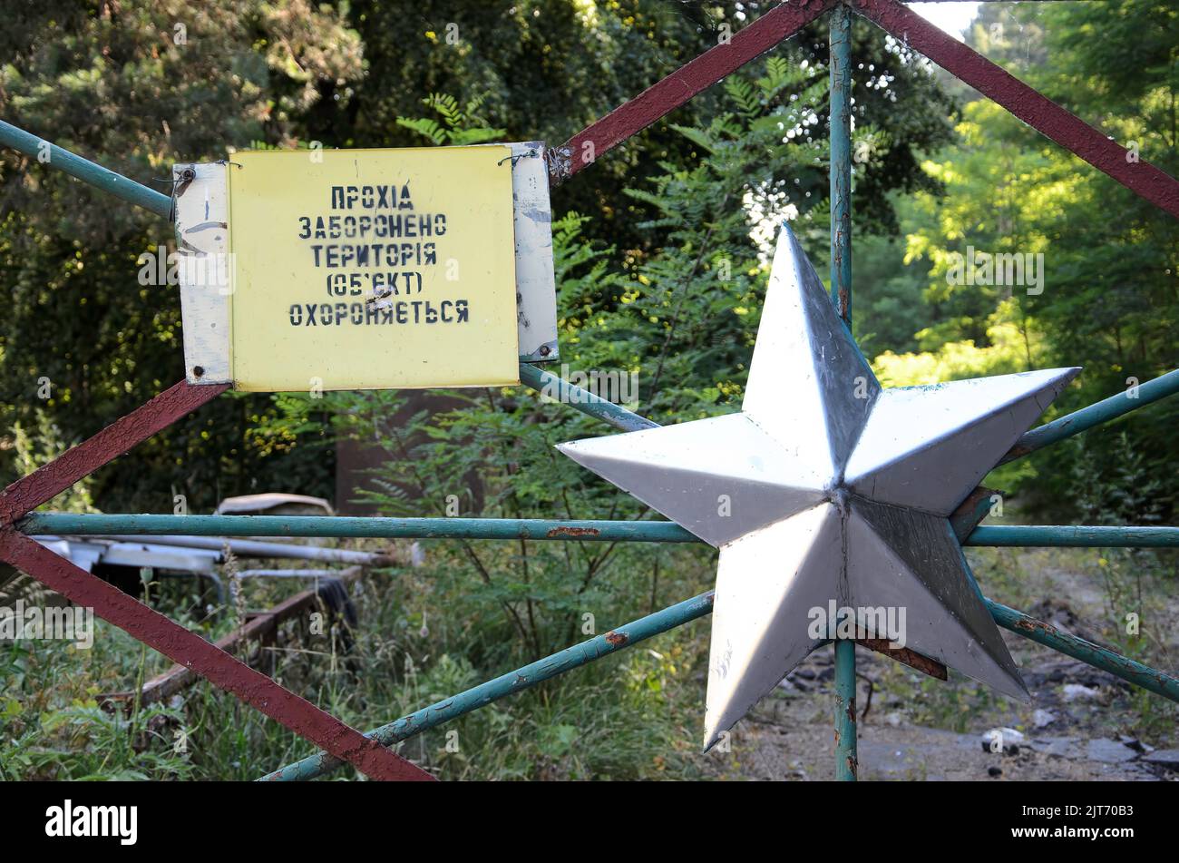 Geschlossener Zaun, der Besucher daran hindert, ein verbotenes Gebiet in Prypiat, Tschernobyl-Sperrzone, Ukraine, zu betreten Stockfoto