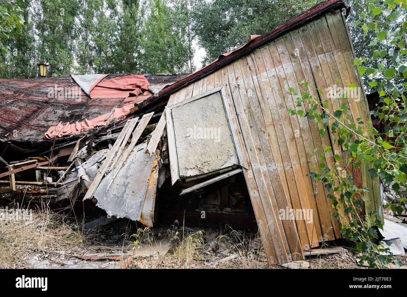 Details der Tschernobyl-Feuerwache links nach der Katastrophe. Eingestürzte Holzbaracke Stockfoto