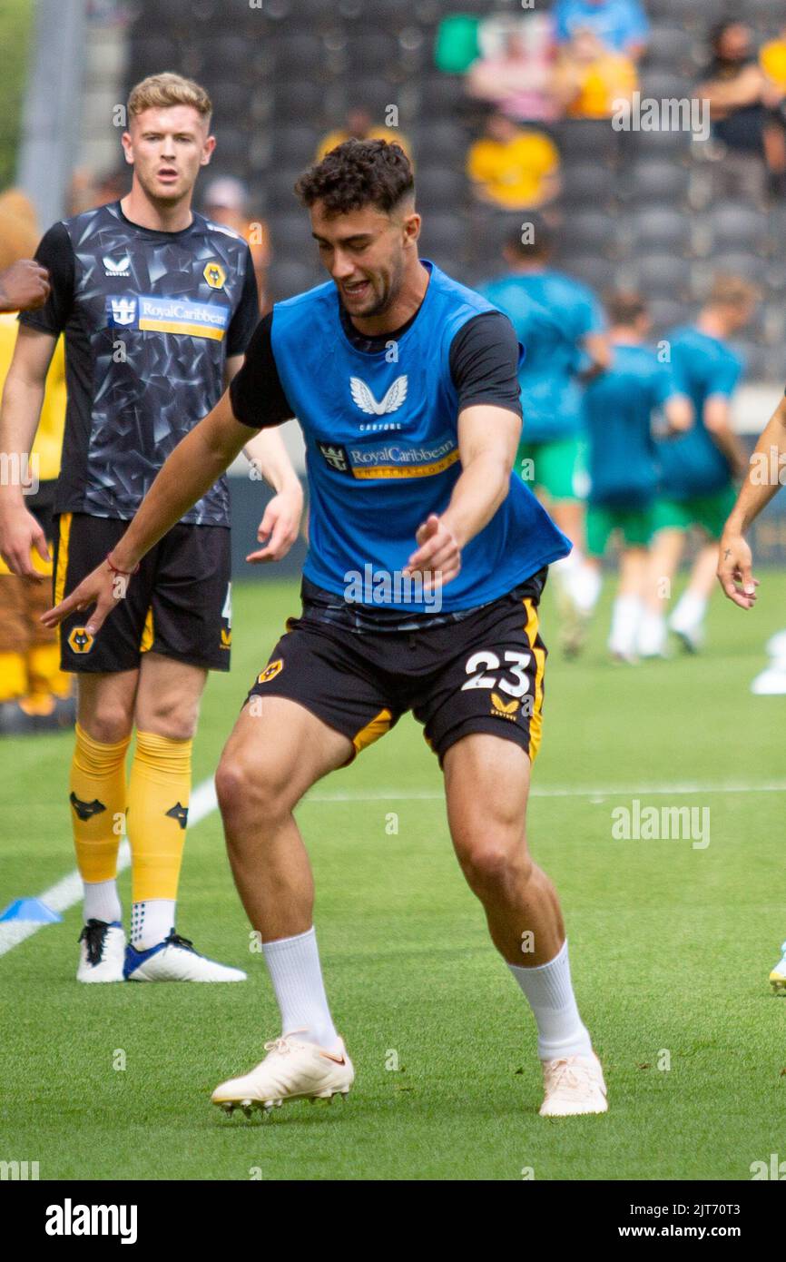 WolvesÕs Max Kilman erwärmt sich vor dem Premier League-Spiel zwischen Wolverhampton Wanderers und Newcastle United am Sonntag, 28.. August 2022 in Molineux, Wolverhampton. Stockfoto