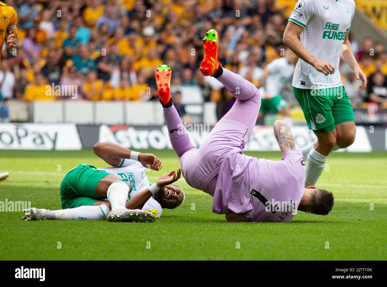 Während des Premier League-Spiels zwischen Wolverhampton Wanderers und Newcastle United am Sonntag, 28.. August 2022, treffen sich Wolves's Jos S‡ und Joelinton of Newcastle in Molineux, Wolverhampton. Stockfoto