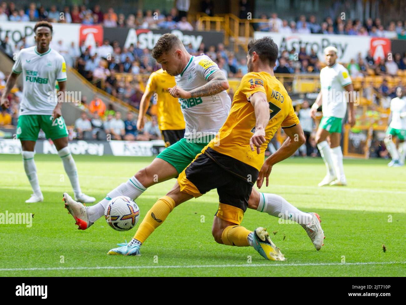 Kieran Trippier von Newcastle und Wolves's Pedro Neto kämpfen während des Premier League-Spiels zwischen Wolverhampton Wanderers und Newcastle United am Sonntag, 28.. August 2022, in Molineux, Wolverhampton, um den Ball. Stockfoto