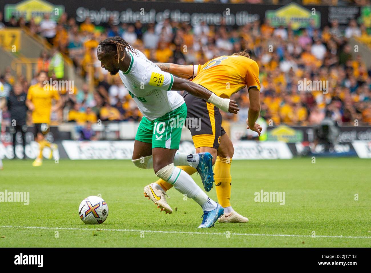 Allan Saint-Maximin von Newcastle und Wolves's Rœben Neves während des Premier League-Spiels zwischen Wolverhampton Wanderers und Newcastle United am Sonntag, 28.. August 2022, in Molineux, Wolverhampton. Stockfoto