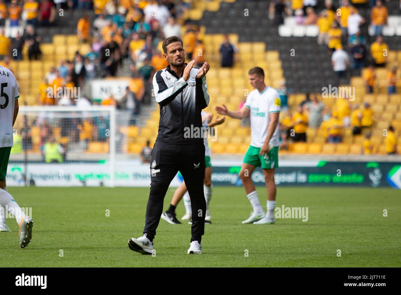 Eddie Howe, Manager von Newcastle, applaudiert den Fans nach dem Spiel während des Premier League-Spiels zwischen Wolverhampton Wanderers und Newcastle United am Sonntag, 28.. August 2022 in Molineux, Wolverhampton. Stockfoto