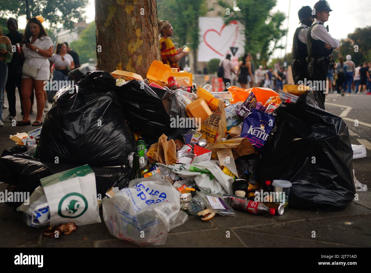 Am Tag der Familie am Notting Hill Carnival in London, der zwei Jahre nach der Pandemie zum ersten Mal auf die Straße ging, steigt Müll auf, während Karnevalsbesucher am Tag der Familie Müll hinterlassen. Bilddatum: Sonntag, 28. August 2022. Stockfoto