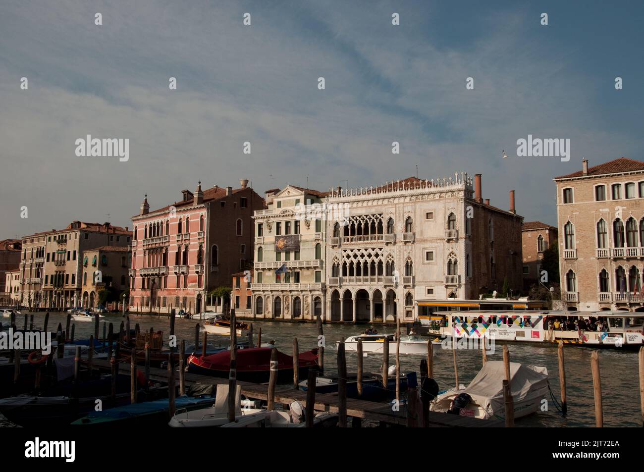 Canale Grande und typisch venezianische Gebäude, Venedig, Italien. Dies ist der größte Kanal in Venedig und seine Hauptwasserstraße. Boote aller Art reisen al Stockfoto