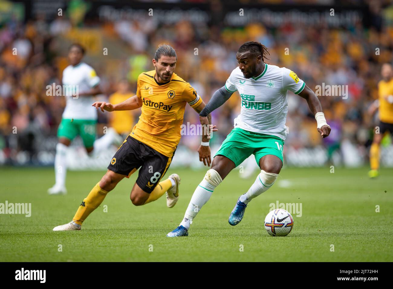 Allan Saint-Maximin aus Newcastle (R) und Wolves's Rœben Neves während des Premier League-Spiels zwischen Wolverhampton Wanderers und Newcastle United am Sonntag, 28.. August 2022, in Molineux, Wolverhampton. Stockfoto