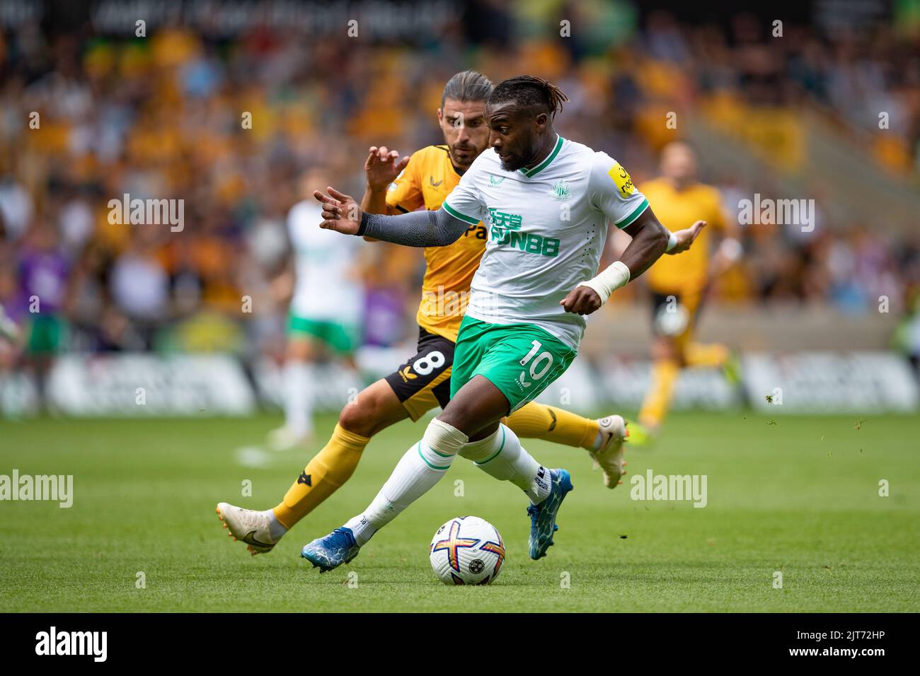Allan Saint-Maximin aus Newcastle (R) und Wolves's Rœben Neves während des Premier League-Spiels zwischen Wolverhampton Wanderers und Newcastle United am Sonntag, 28.. August 2022, in Molineux, Wolverhampton. Stockfoto