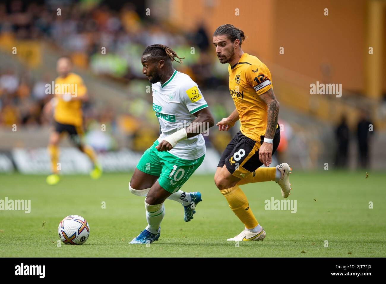 Allan Saint-Maximin aus Newcastle (L) und Wolves's Rœben Neves während des Premier League-Spiels zwischen Wolverhampton Wanderers und Newcastle United am Sonntag, 28.. August 2022 in Molineux, Wolverhampton. Stockfoto