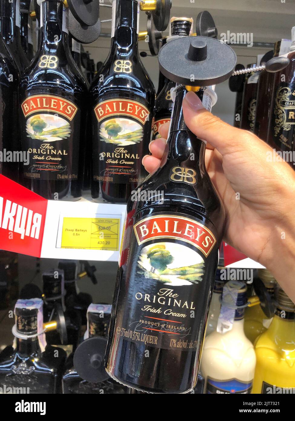 24.08.2022, Ukraine, Kharkov: Illustrativer Leitartikel einer Flasche bailey's irischer Creme im Regal Stockfoto