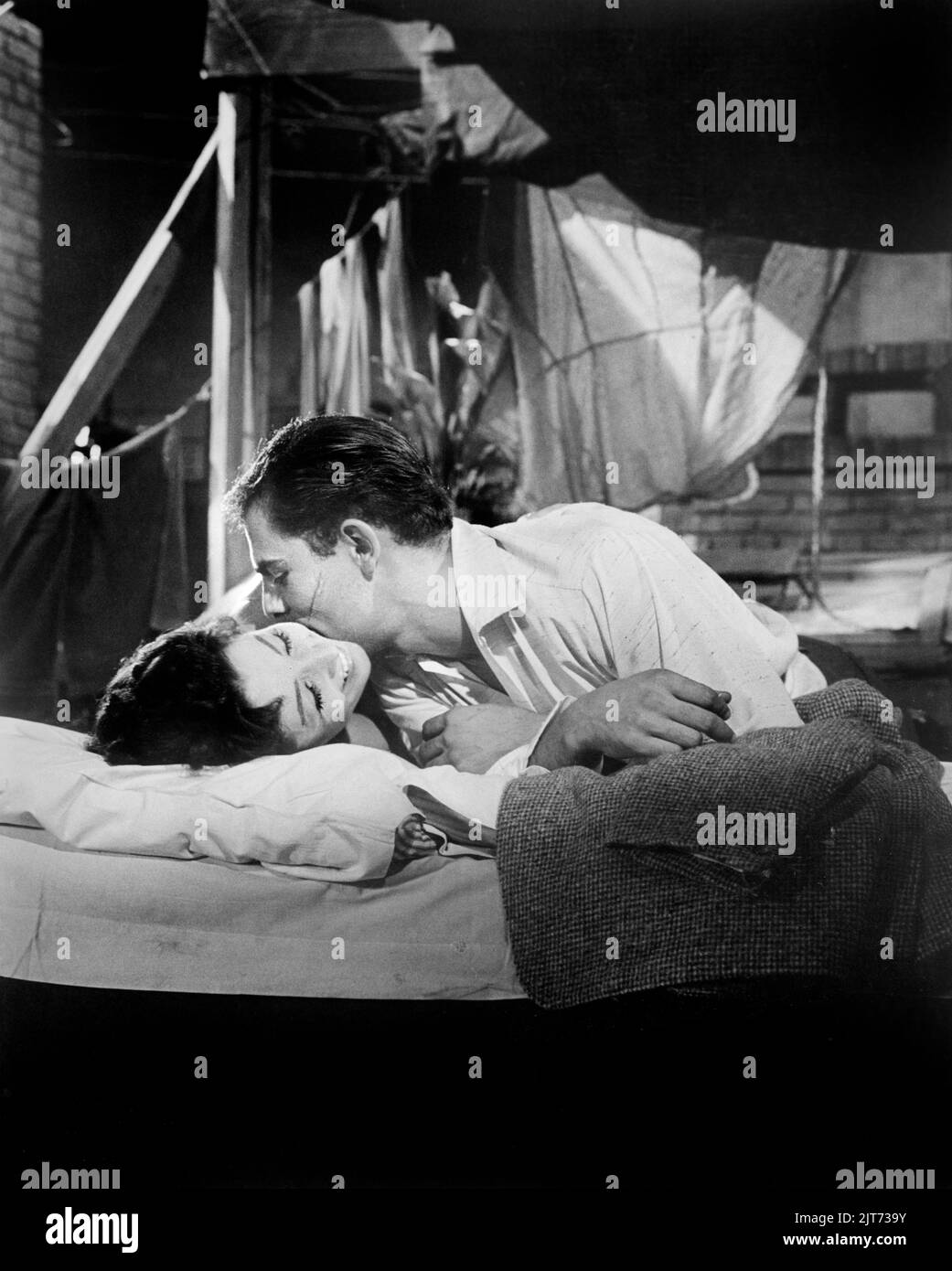 John Saxon, Linda Cristal, On-Set of the Film, 'Cry Tough', United Artists, 1959 Stockfoto