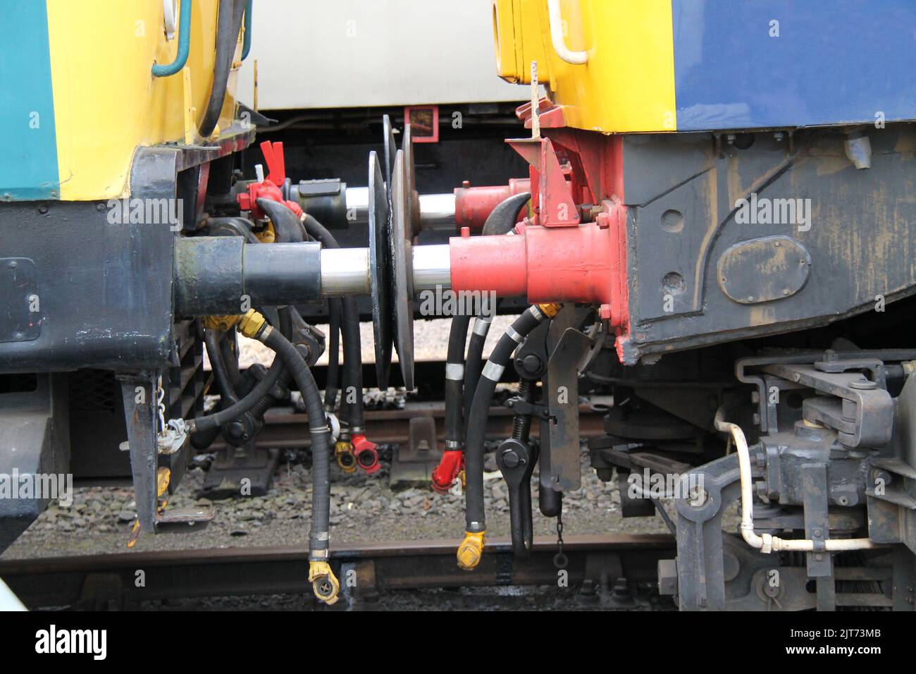 Die Anschlüsse und Puffer von zwei Triebwagen. Stockfoto