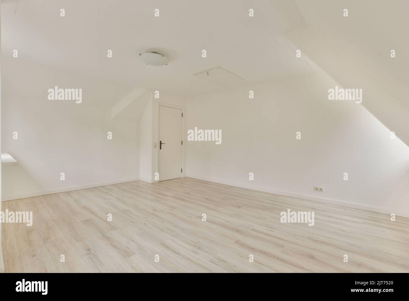 Gemütliches Interieur Design des Wohnzimmers mit Holztisch in modernen Dachgeschoss-Wohnung mit beigen Wänden eingerichtet Stockfoto
