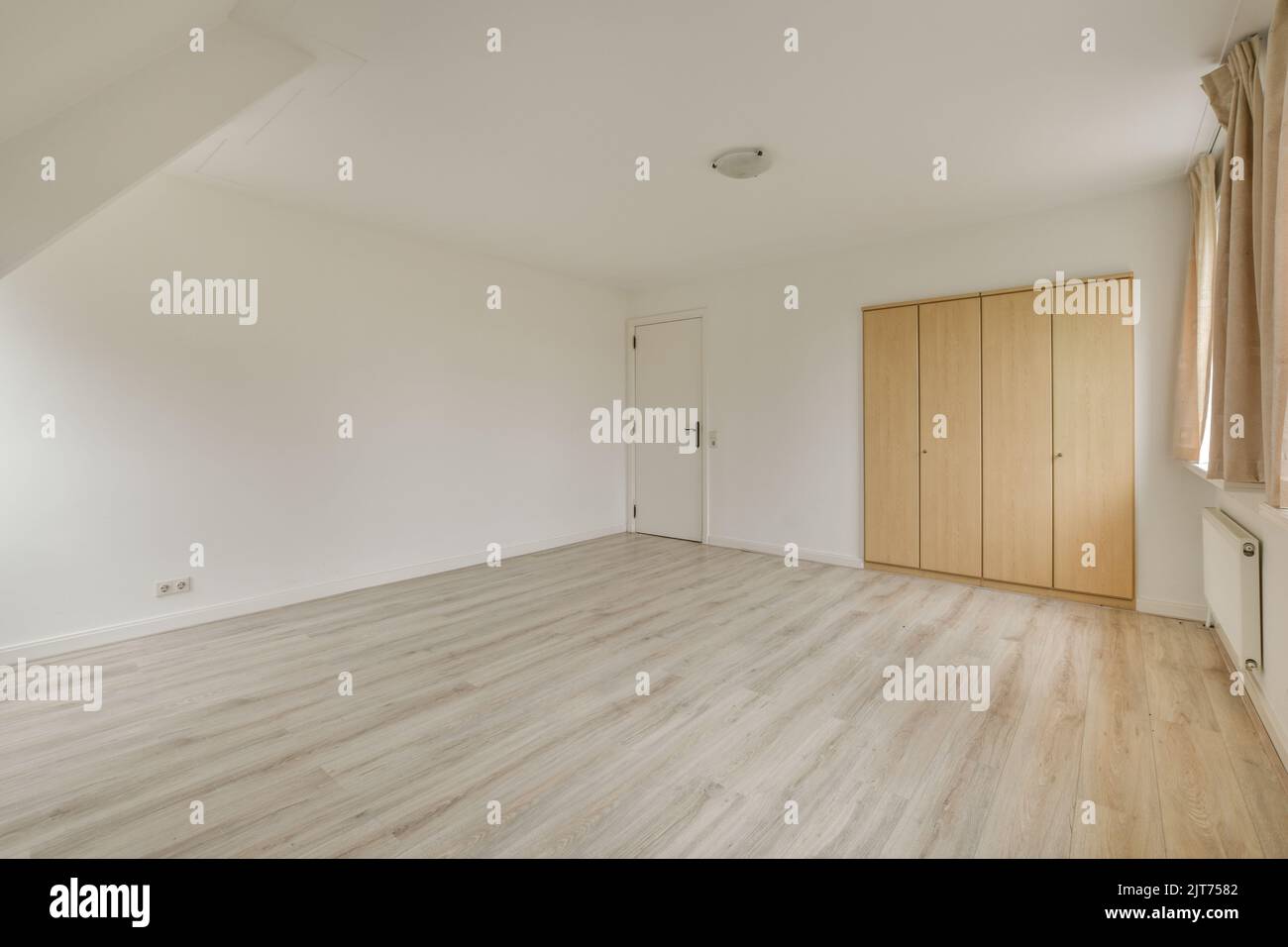 Gemütliches Interieur Design des Wohnzimmers mit Holztisch in modernen Dachgeschoss-Wohnung mit beigen Wänden eingerichtet Stockfoto