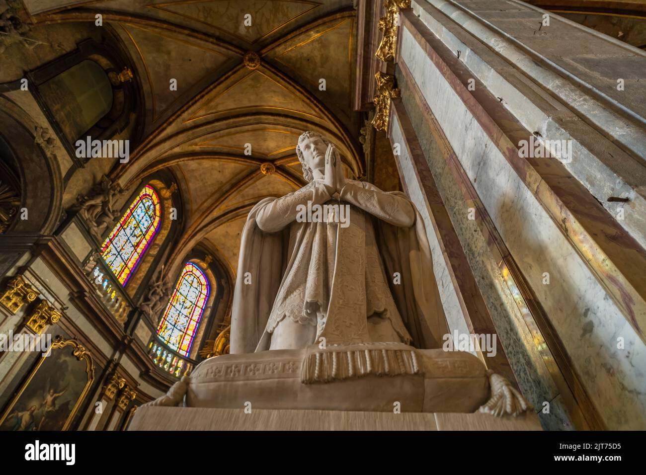 Statue im Innenraum der St.-Johannes-Kathedrale in Besancon, Bourgogne-Franche-Comté, Frankreich, Europa | Statue in der St. John's Cathedral in Besa Stockfoto