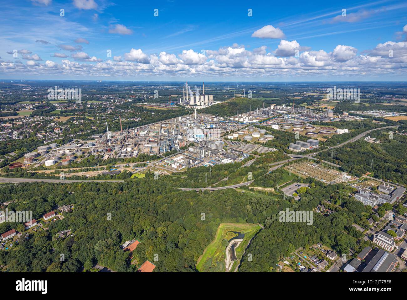 Luftaufnahme, Ruhröl BP Gelsenkirchener Raffinerie, Uniper-Kraftwerk Scholven Kühltürme, Scholven, Gelsenkirchen, Ruhrgebiet, Nordrhein-Westfalen Stockfoto