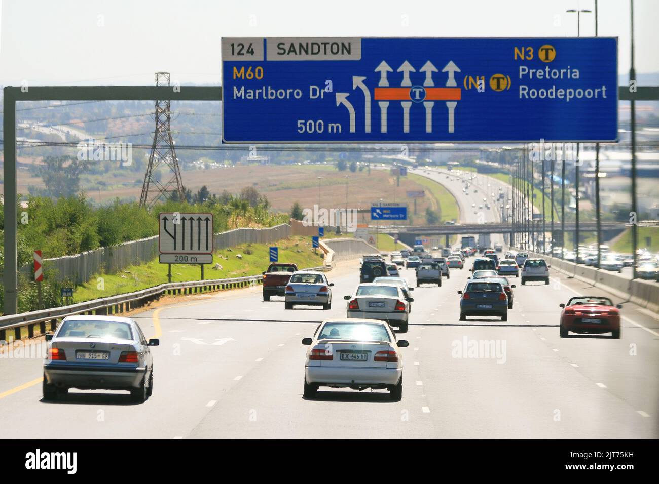 Johannesburg, Südafrika - 04 11 2012 : Marlboro Drive Straßenschilder und Fahrzeuge. Stockfoto