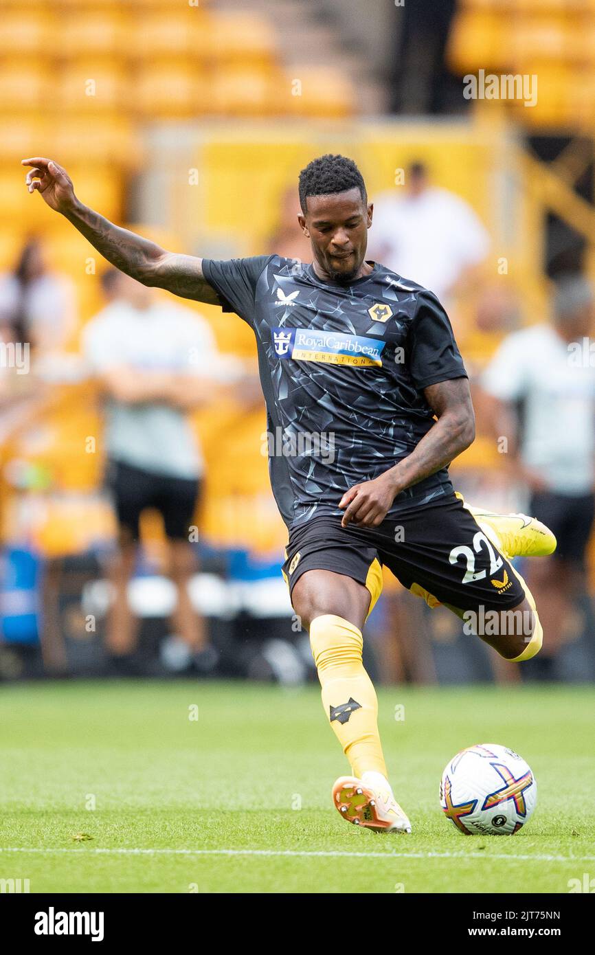 WolvesÕs Nlson Semedo wärmt sich vor dem Premier League-Spiel zwischen Wolverhampton Wanderers und Newcastle United am Sonntag, 28.. August 2022, in Molineux, Wolverhampton auf. Stockfoto