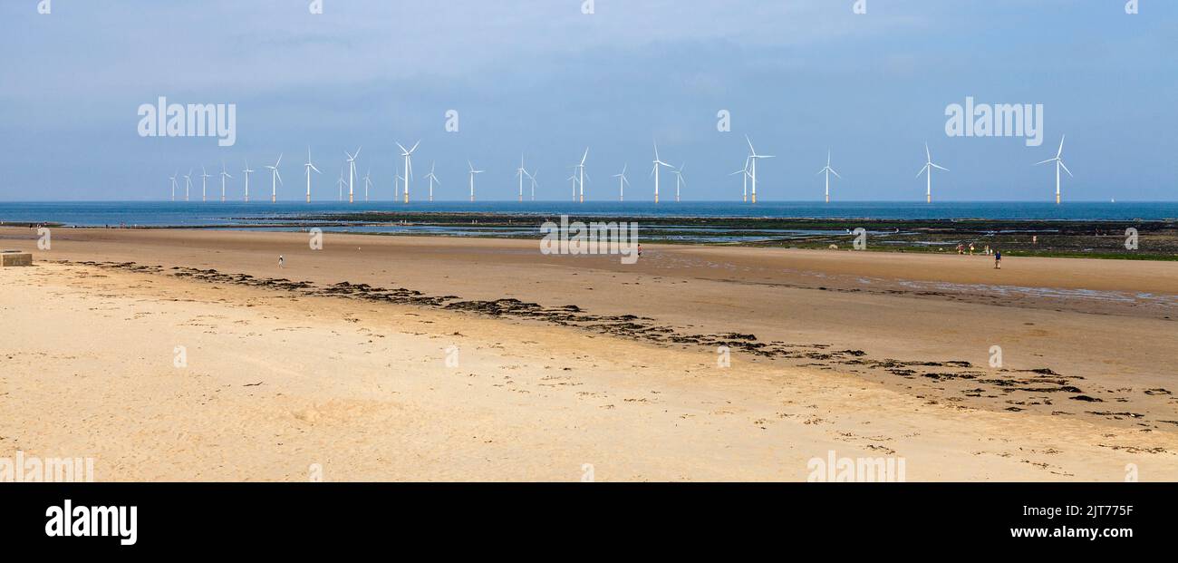 Ein Blick auf die Windkraftanlagen vor der Küste von Redcar, England, UK Stockfoto
