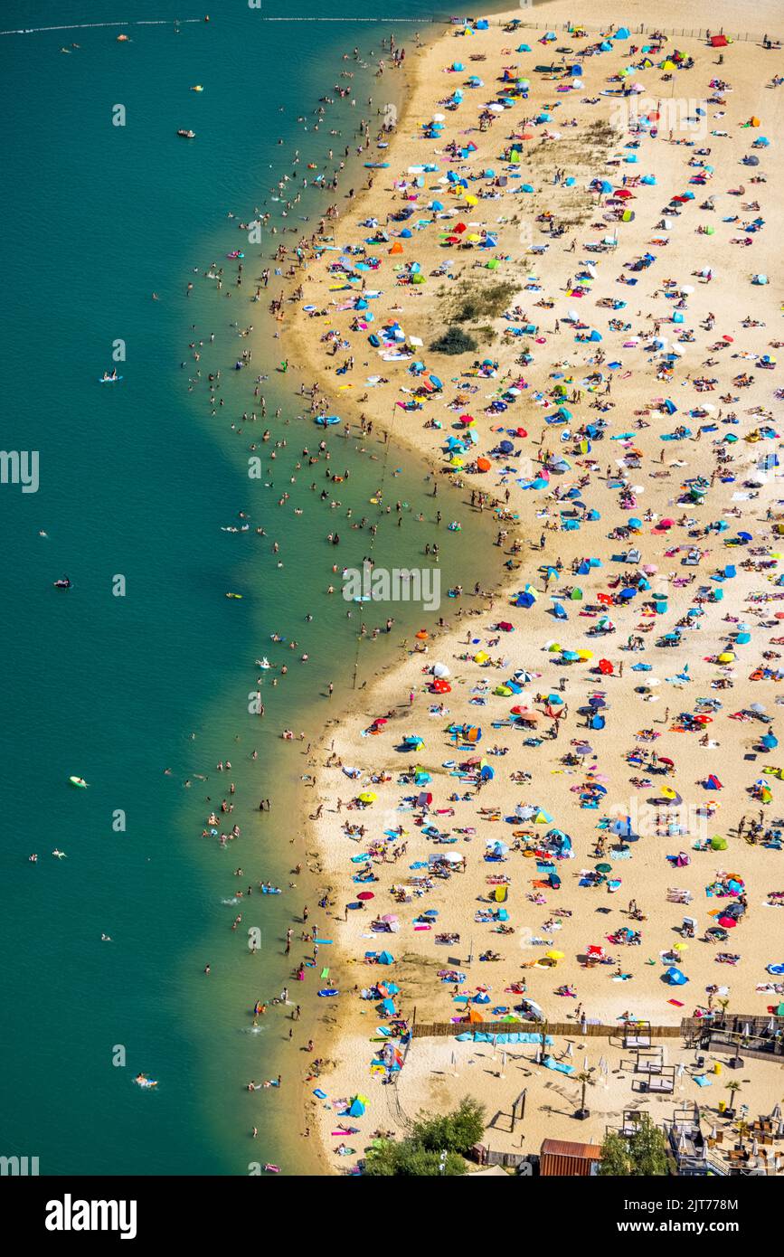 Luftbild Badegäste im Silbersee Haltern bei Sythen, eilen zum türkisfarbenen Wasser bei über 30 Grad, Lehmbraken, Haltern am See, Ruhrgebiet, Nein Stockfoto