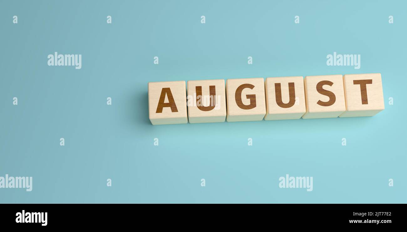 Das Wort August wurde aus Buchstaben auf Holzwürfeln gebaut. High-Angle-Ansicht mit Kopierbereich Stockfoto