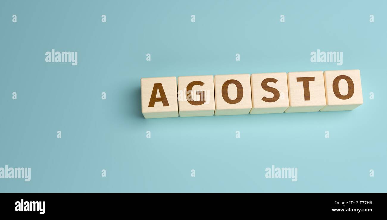 Das spanische Wort Agosto (August) wurde aus Buchstaben auf Holzwürfeln gebaut. High-Angle-Ansicht mit Kopierbereich Stockfoto