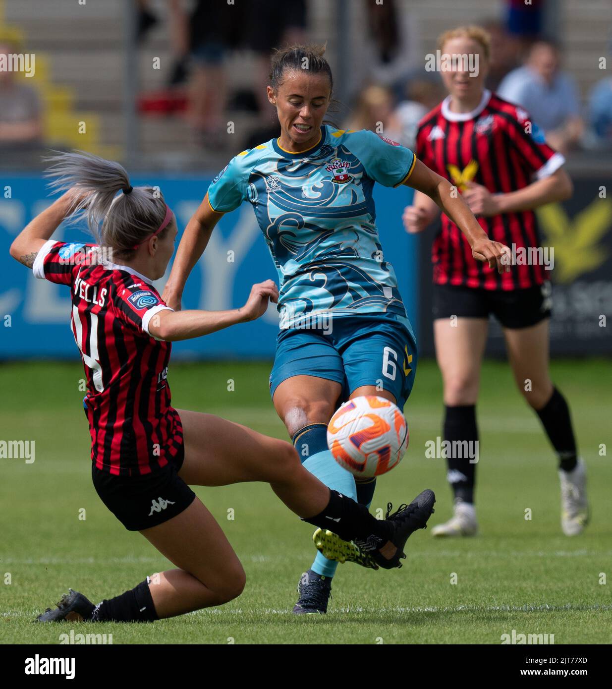 Lewes, Großbritannien. 28. August 2022. Lewes, 28.. August 2022: Laura Rafferty (#6 Southampton) wird von Paula Howells (#14 Lewes) während der Barclays Womens Championship zwischen Lewes und Southampton bei der Dripping Pan, Lewes, angegangen. (James Whitehead/SPP) Quelle: SPP Sport Press Foto. /Alamy Live News Stockfoto