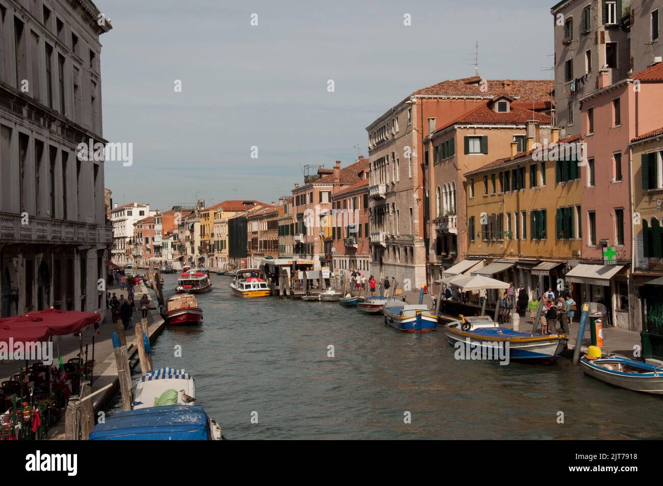 Häuser und Boote entlang eines Kanals, Venedig, Italien. Typische Venezianische Gebäude. Dies ist einer der größten Kanäle in Venedig und ein weiterer seiner Hauptgewässer Stockfoto